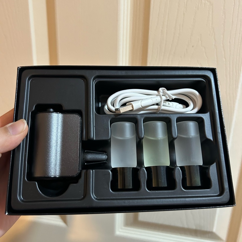 Car USB Aroma Diffuser with 3 Ambient Light Colors - Picture 4 of 5
